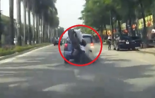 Clip xe may bi ban len cao khi lao vao oto dang xi nhan hinh anh