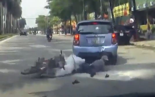 Xe máy đâm ôtô đang xi nhan ảnh 1 Xe may dam oto dang xi nhan anh 1