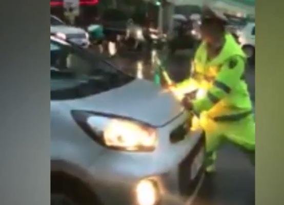 Tai xe taxi day lui CSGT, nhan ga bo chay hinh anh