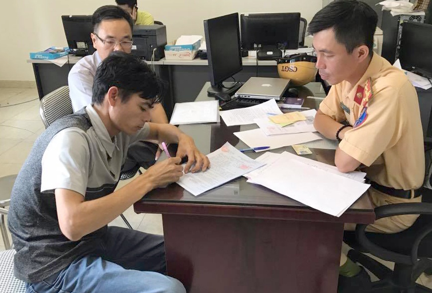 Tai xe lai taxi day CSGT lui tren pho bi phat 3,2 trieu dong hinh anh