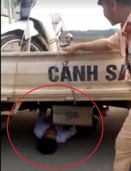 Thanh niên chui gầm xe CSGT ảnh 1 Thanh nien chui gam xe CSGT anh 1