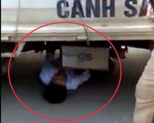 Bi giu xe may, thanh nien chui vao gam oto CSGT 'an va' hinh anh