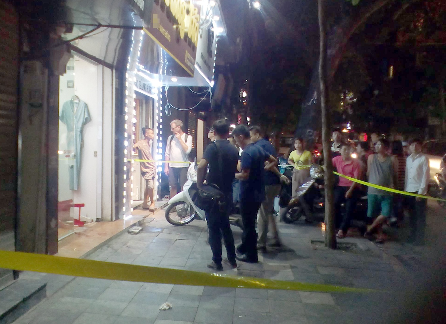 Chong chem guc vo trong shop thoi trang do ghen tuong hinh anh