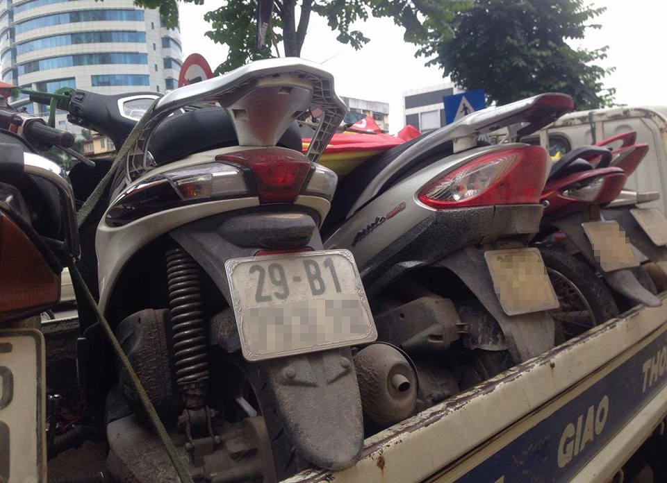 Người phụ nữ đôi co CSGT ảnh 2 Nguoi phu nu doi co CSGT anh 2