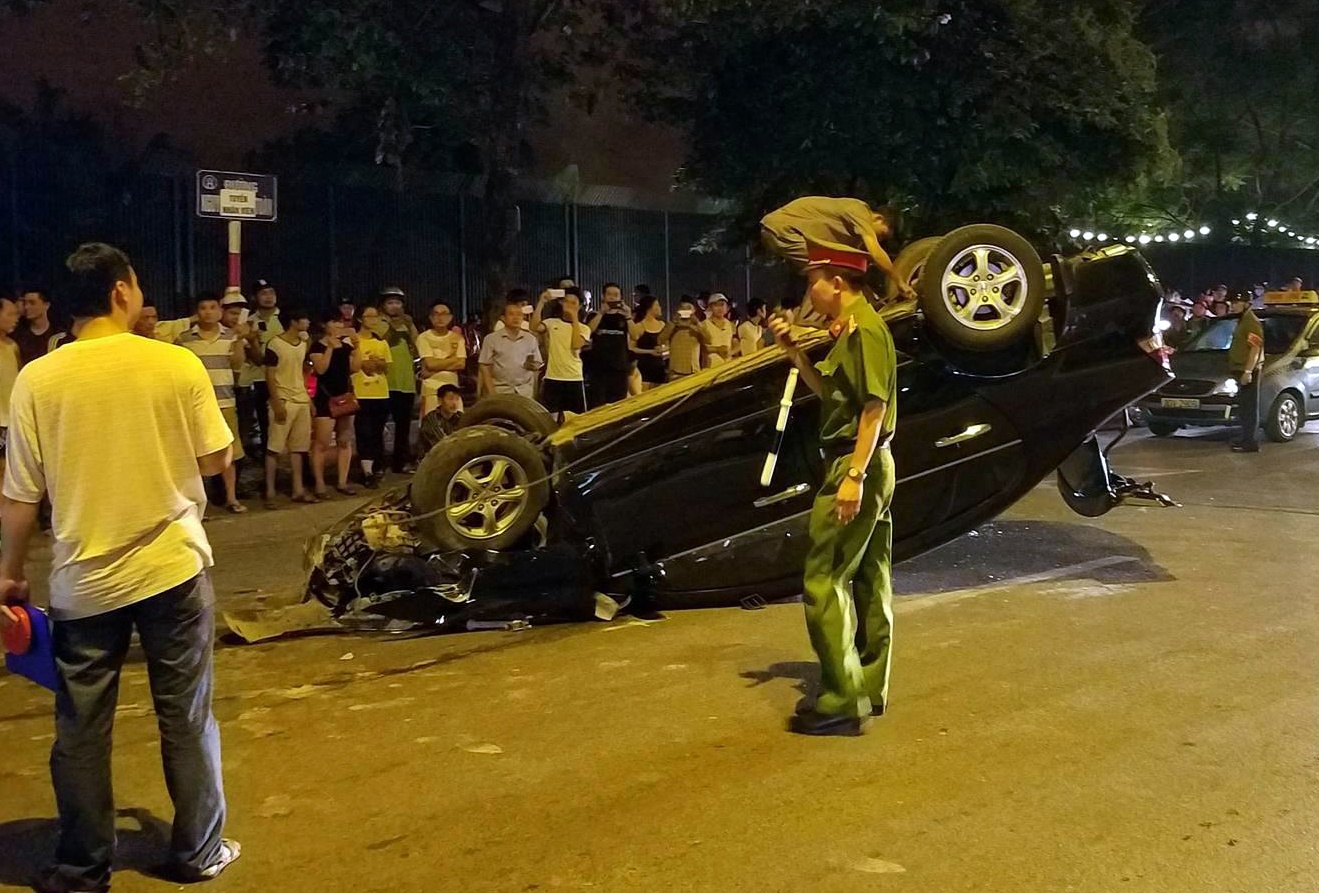 Nu tai xe bi thuong trong chiec Honda Civic lat ngua hinh anh