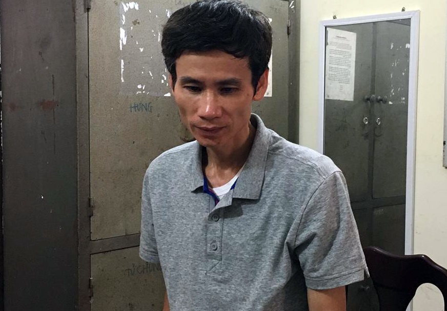Bat can bo trung tam y te mua ban ma tuy hinh anh