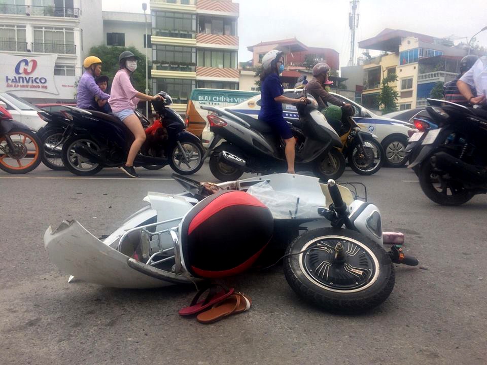 Xe đâm liên hoàn ở Trần Khát Chân ảnh 6 Xe dam lien hoan o Tran Khat Chan anh 6