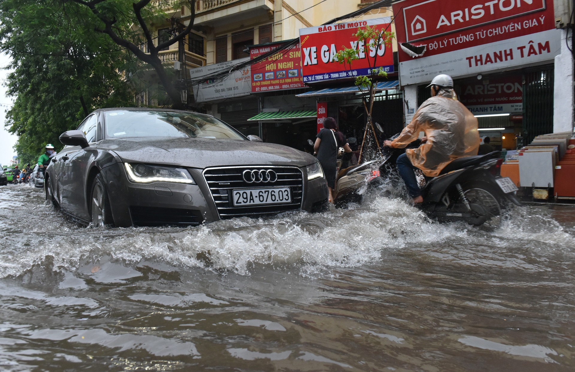 Vi sao Ha Noi mua hon nua gio da ngap nang? hinh anh