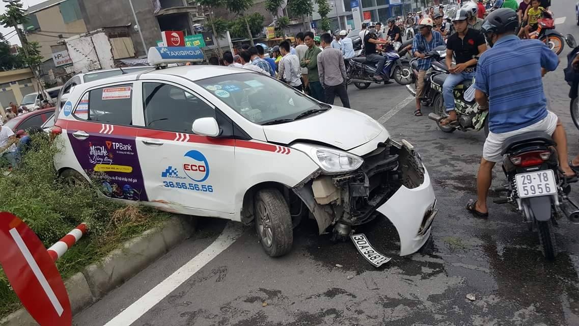 Xe Fortuner tong lien hoan, huc taxi vang len dai phan cach hinh anh
