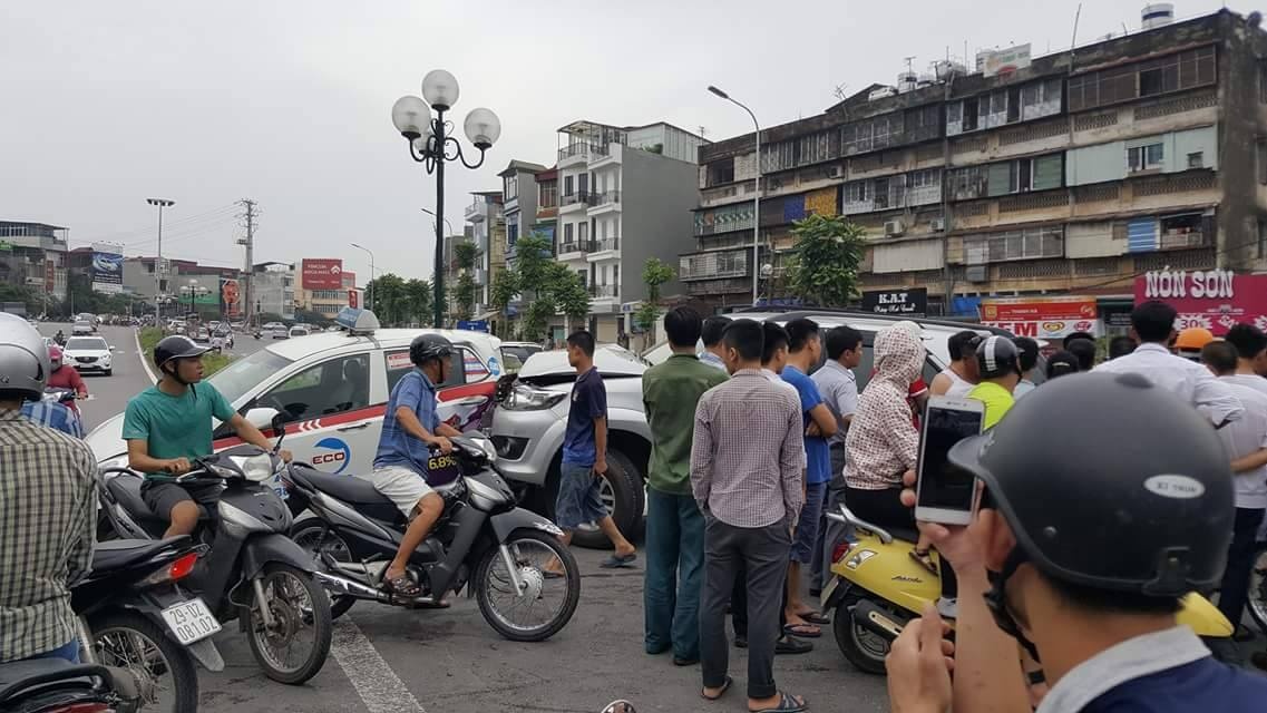 Xe đâm liên hoàn ở Trần Khát Chân ảnh 5 Xe dam lien hoan o Tran Khat Chan anh 5