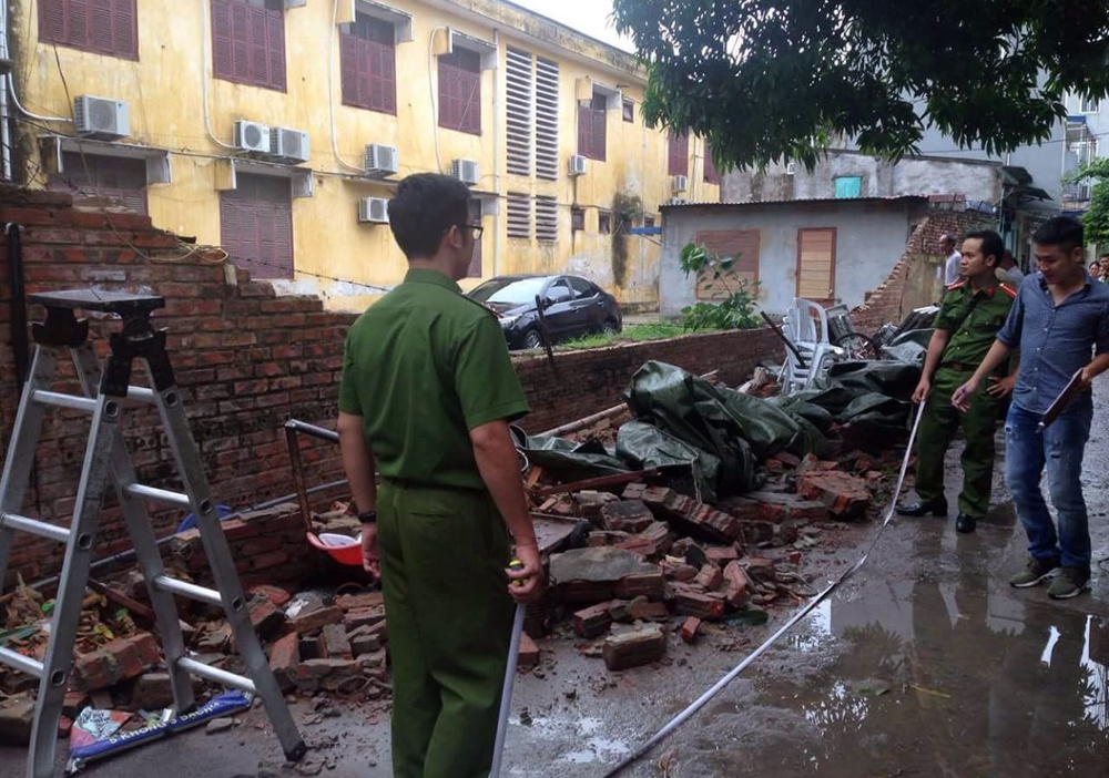 Tuong do trong con mua de chet be trai 8 tuoi hinh anh