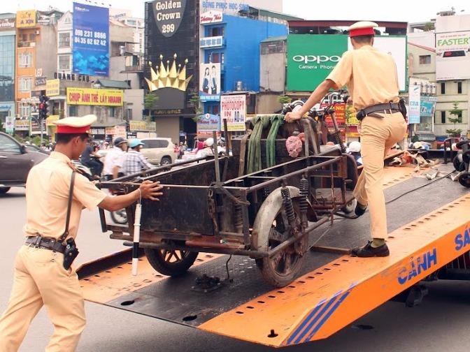 Cong an thu giu 400 xe ba banh vi pham giao thong, gia thuong binh hinh anh