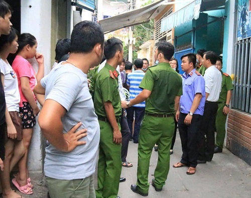 Nu ke toan bi chong danh tu vong vi ghen hinh anh