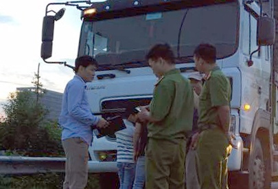 Nhom cuop thu sung ngan gay an tren dai lo Thang Long sa luoi hinh anh