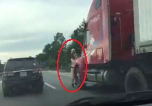 CSGT Ha Tinh bi tai xe xe container danh lai hat vang xuong duong hinh anh