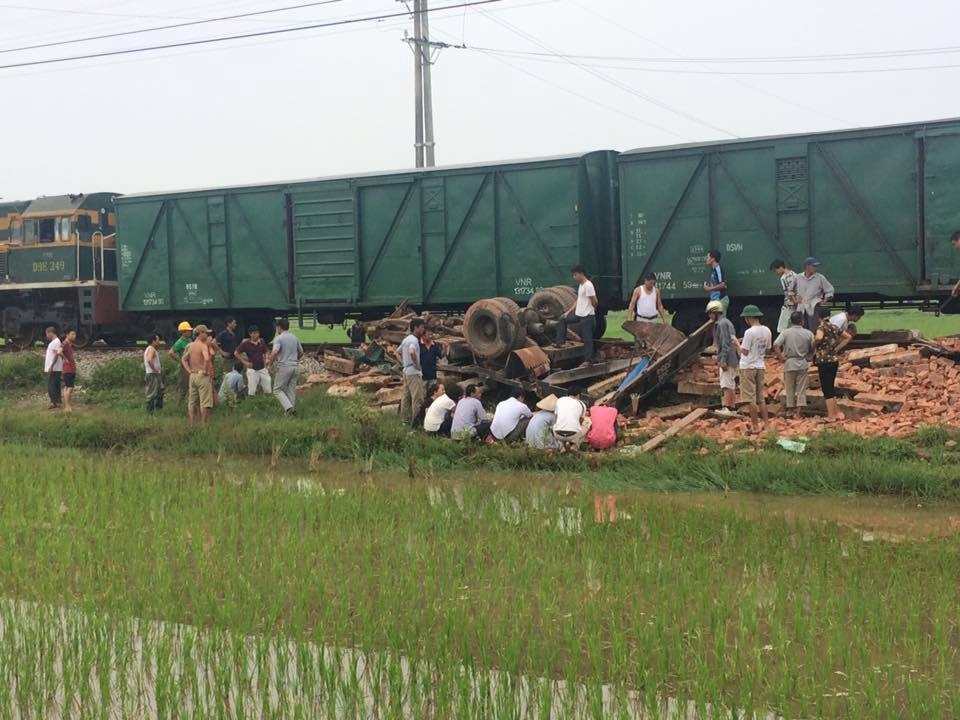 Tau hoa dam xe tai o Soc Son anh 1