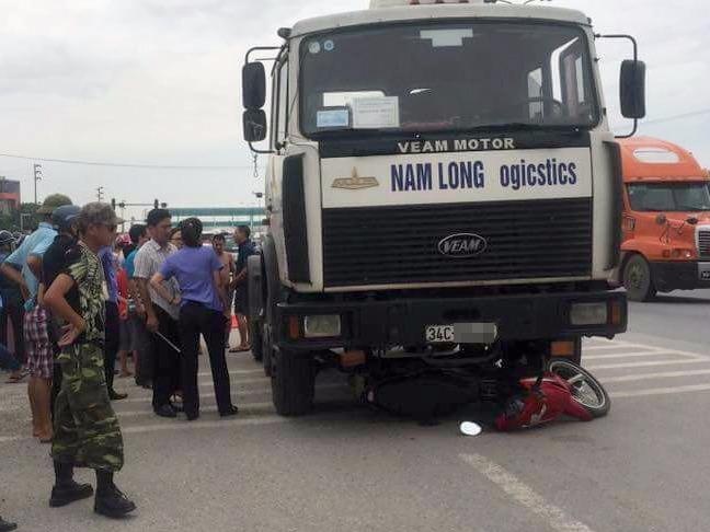 Nu sinh 18 tuoi cung me tu vong tren duong di xem diem thi THPT hinh anh