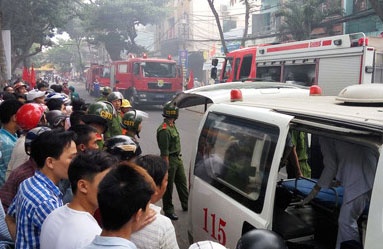 Bon nguoi trong gia dinh chet ngat luc rang sang hinh anh