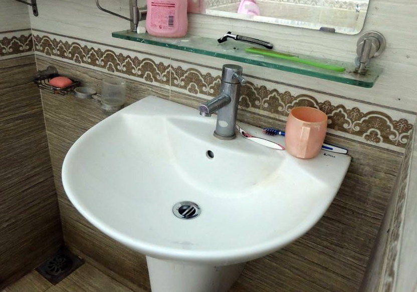 Diễn viên Chu Hùng bị cắt điện nước ảnh 2 Dien vien Chu Hung bi cat dien nuoc anh 2