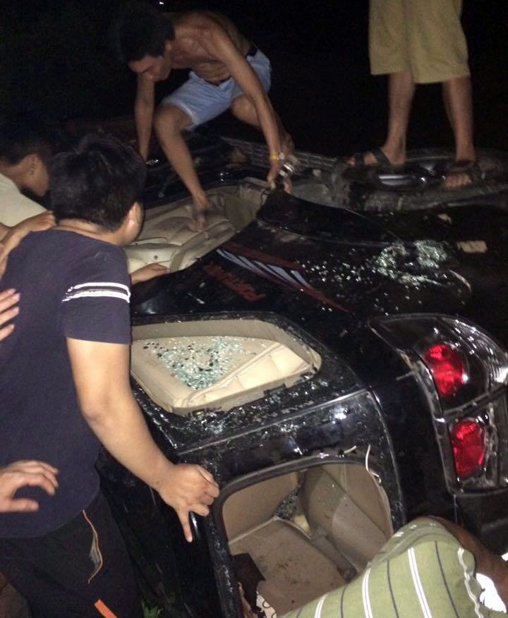 Xe Fortuner bi dot trui vi nghi vao lang bat coc tre em hinh anh
