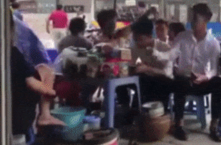 Nguoi quay clip 'co gai rua chan trong xo nuoc' bi phat 7,5 trieu hinh anh