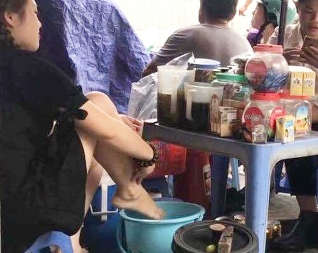 Nguoi tung clip 'lay nuoc rua chan pha tra' len mang bi phat 7,5 trieu hinh anh