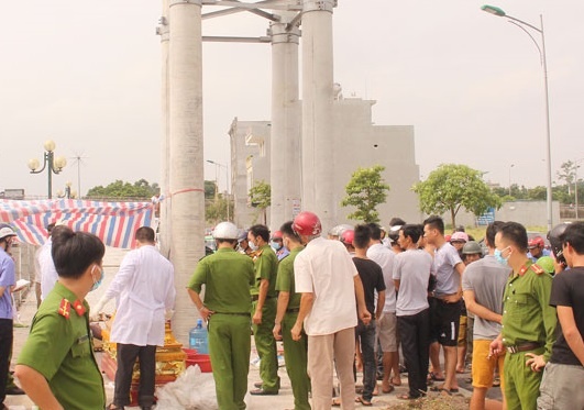 Thi the nam thanh nien duoi chan cau sau 2 ngay di an cuoi hinh anh