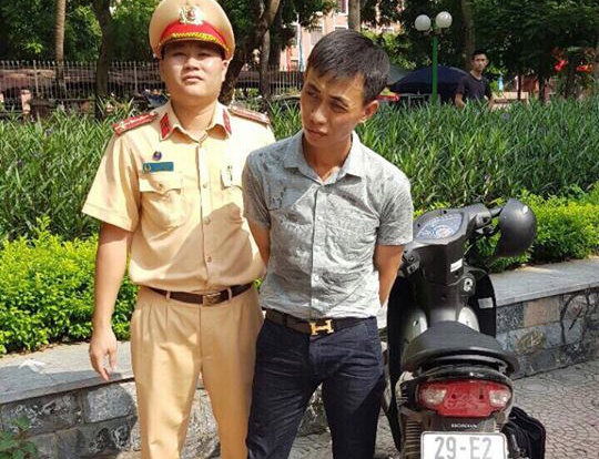 Nghi pham trom xe may bi bat khi khong doi non bao hiem hinh anh