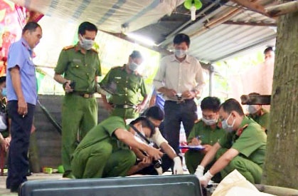 Nghi can sat hai cap vo chong trong trang trai da tu vong hinh anh