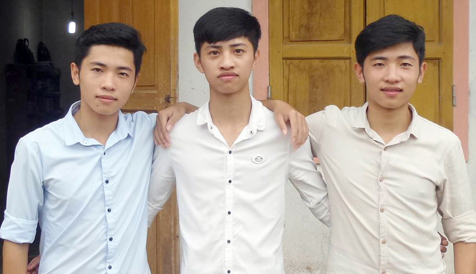 Anh em sinh ba cung do mot truong quan doi hinh anh