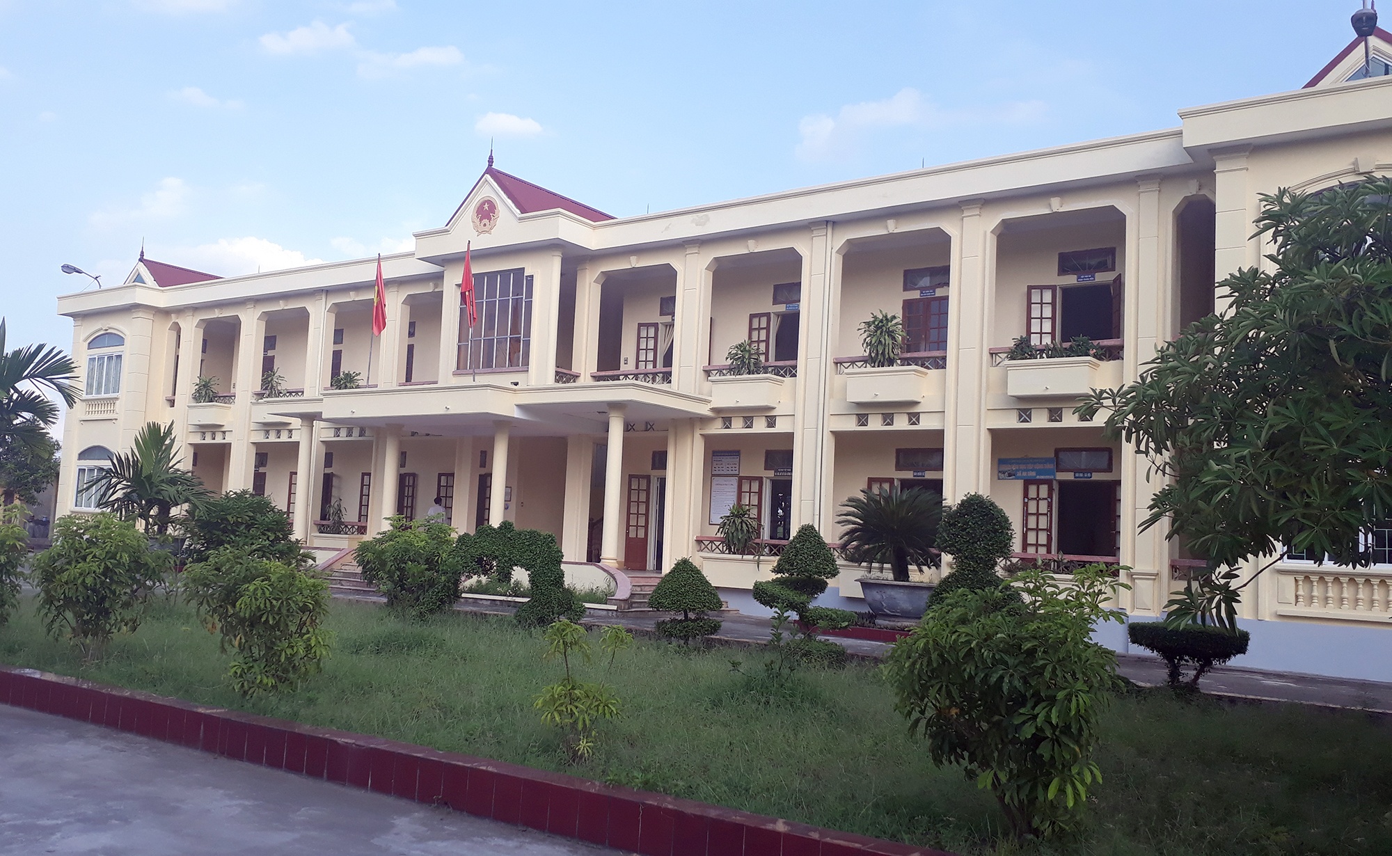 Cau chuyen dang sau vu pho chu tich xa phe binh ca nha co gai hinh anh