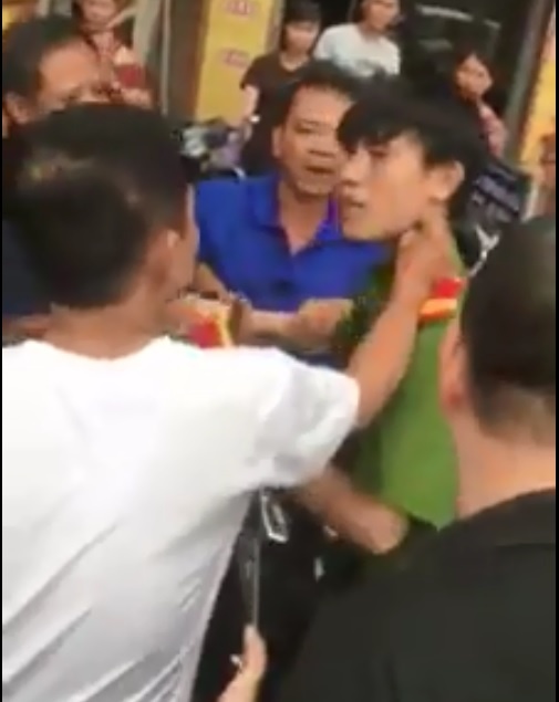 Mặc áo công an bị dân bao vây ảnh 1 Mac ao cong an bi dan bao vay anh 1