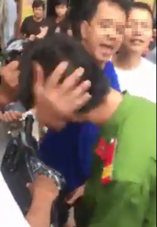 Dan tat thanh nien mac ao cong an anh 1