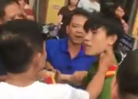 Thanh nien bi nguoi dan bao vay, tat la cong an nghia vu hinh anh