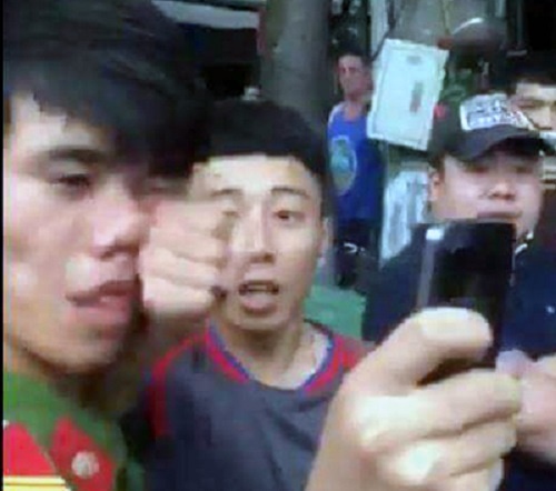 Thanh nien su dung ruou bia, mac ao cong an bi dan vay danh hinh anh