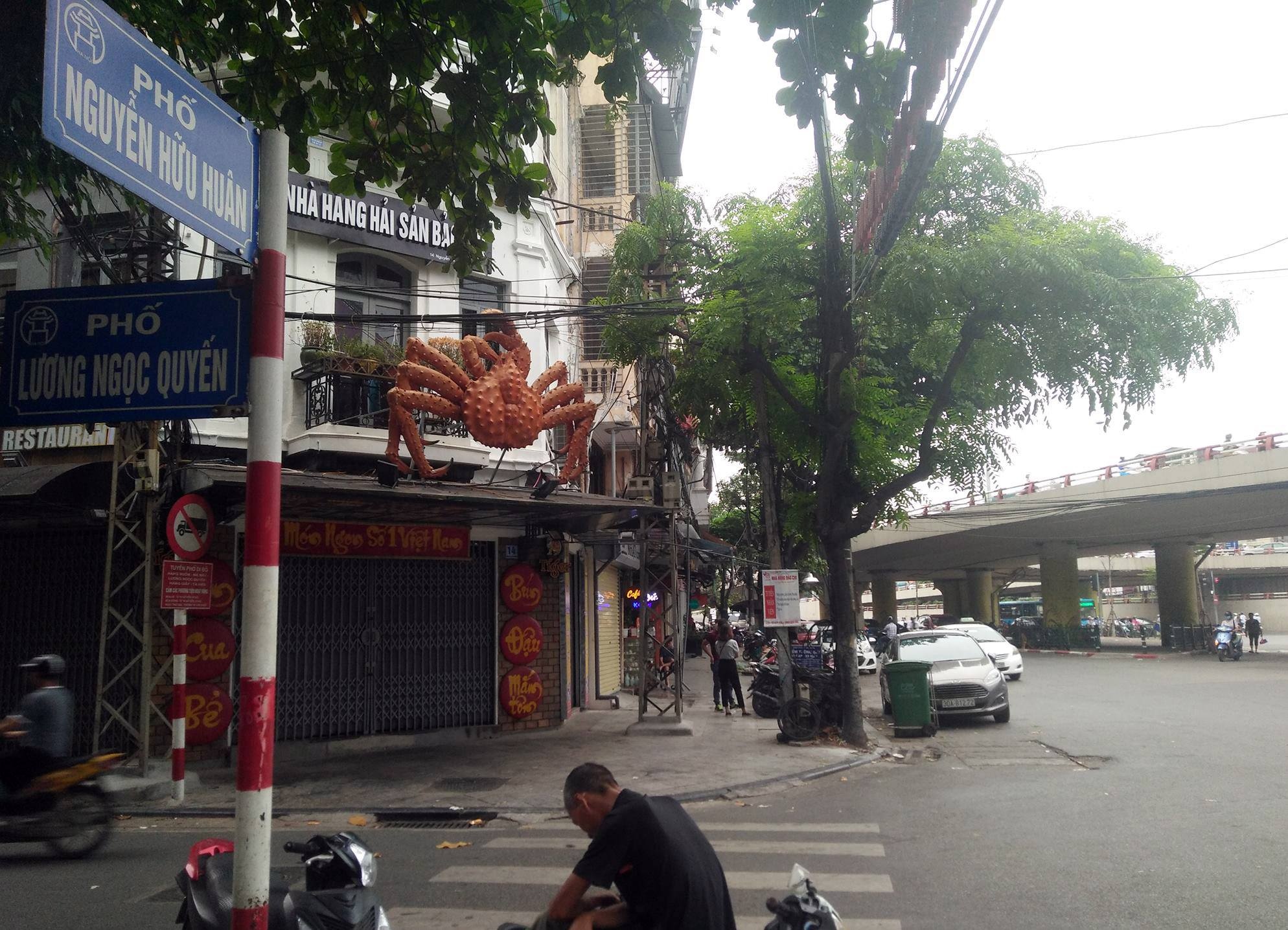 Dan tat thanh nien mac ao cong an anh 2