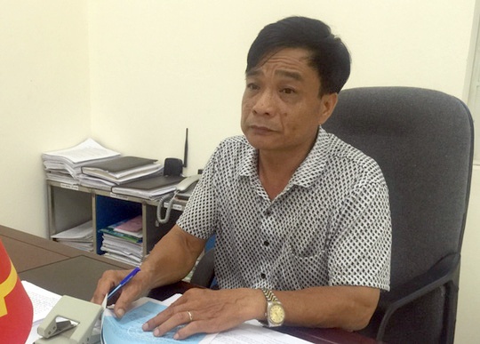 Can bo xa phe binh vao ly lich cong dan bi ky luat khien trach hinh anh