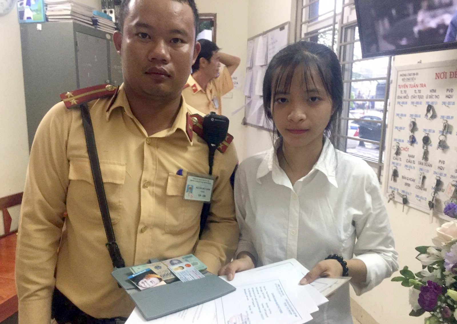 CSGT tra lai 20 trieu dong cho nu sinh xuong Ha Noi nhap hoc hinh anh