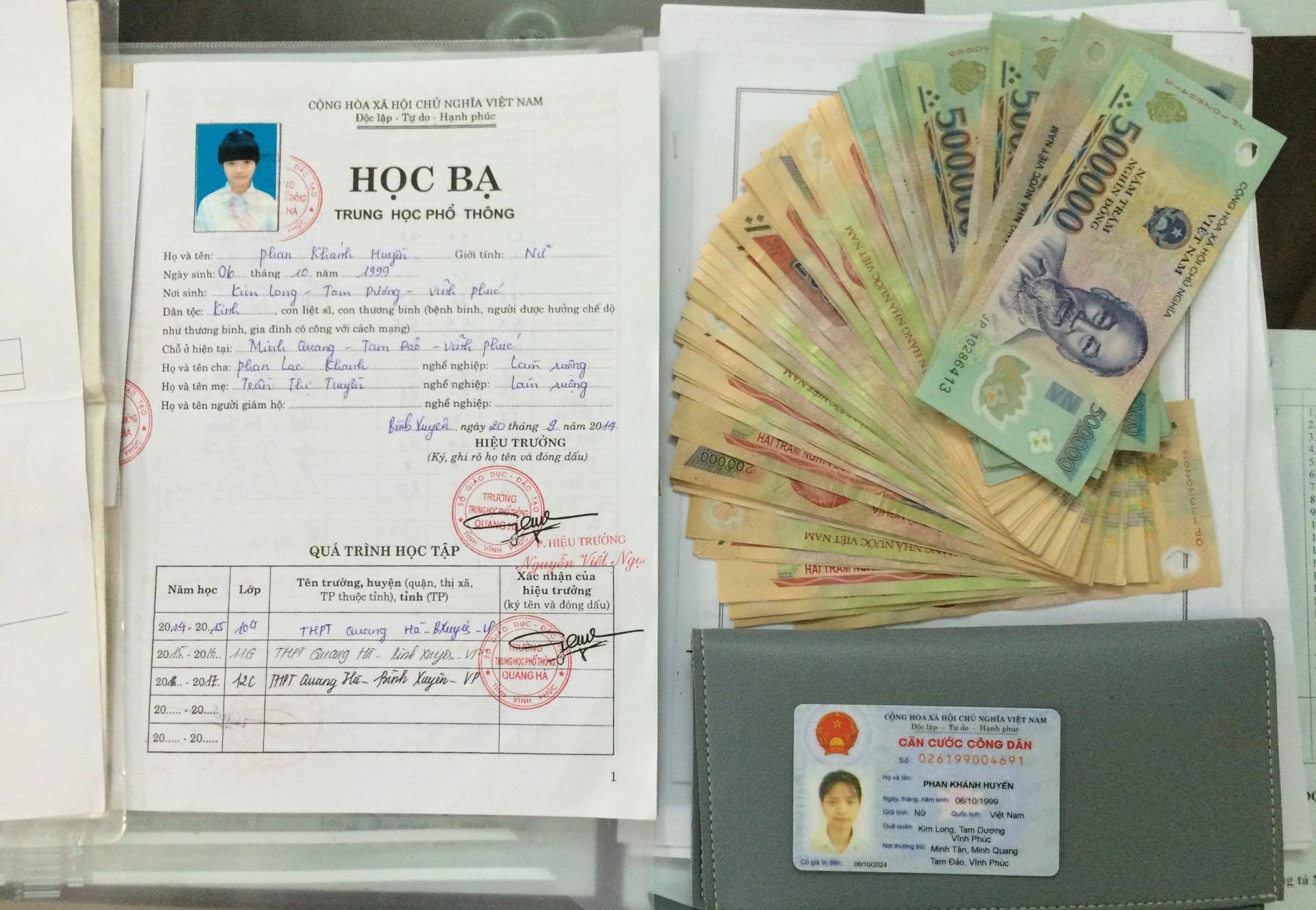 CSGT nhat duoc tien anh 1