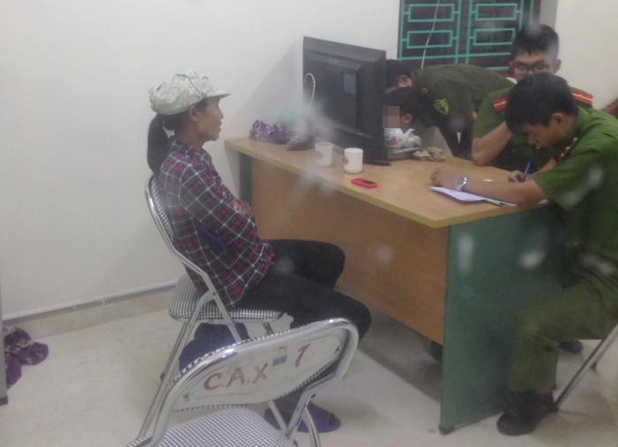 Giup be trai di lac, nguoi phu nu bi hieu nham bat coc tre em hinh anh