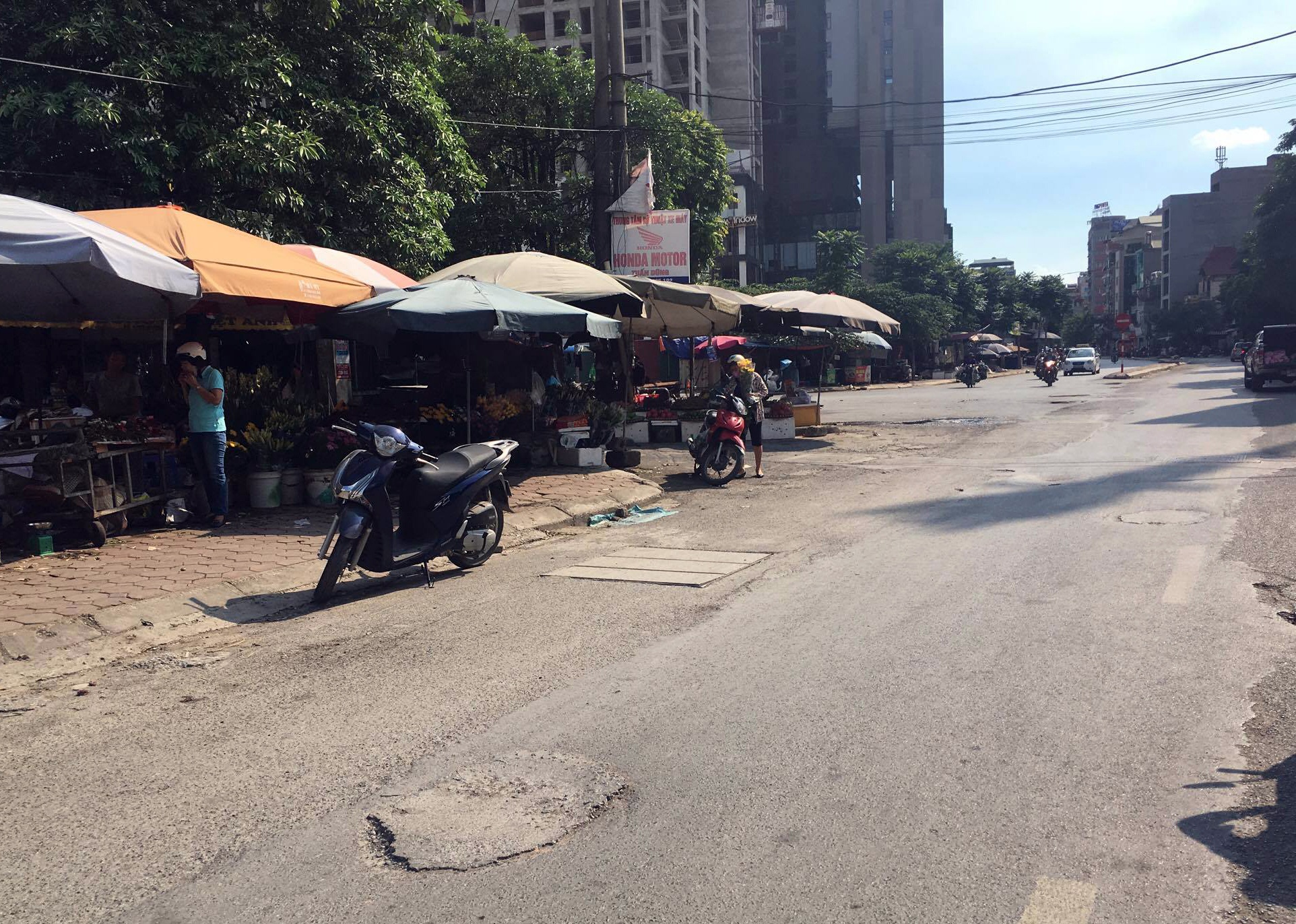 Truy sát ở cổng chợ Mỹ Đình ảnh 1 Truy sat o cong cho My Dinh anh 1