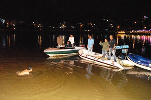 Xe hop lao xuong long ho thuy dien Son La, 2 nguoi tu vong hinh anh