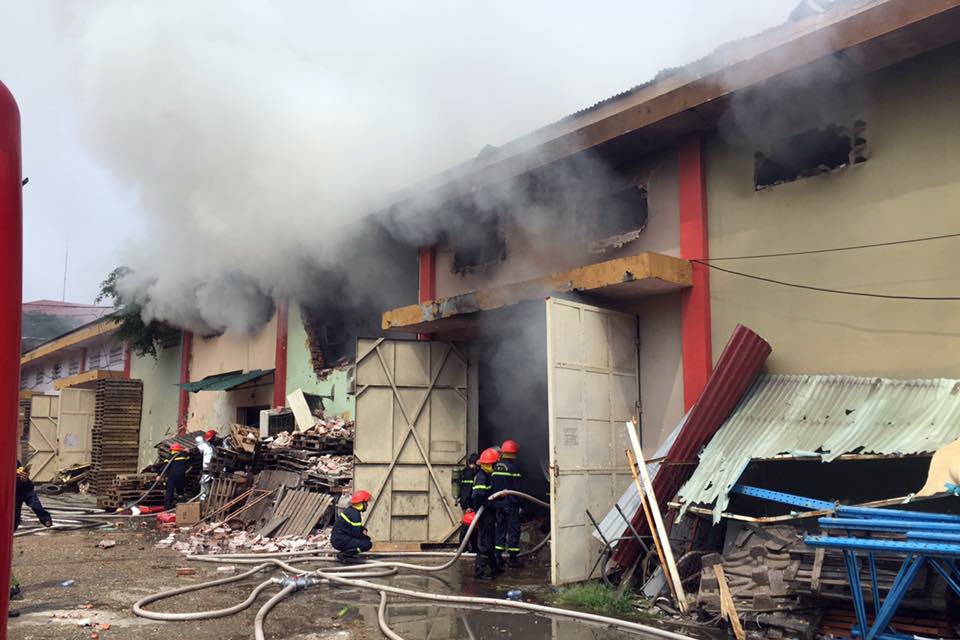 Linh cuu hoa hut nuoc song Hong chua chay kho hang o cang Ha Noi hinh anh