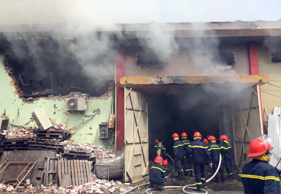 Cháy kho hàng ở cảng Hà Nội ảnh 2 Chay kho hang o cang Ha Noi anh 2