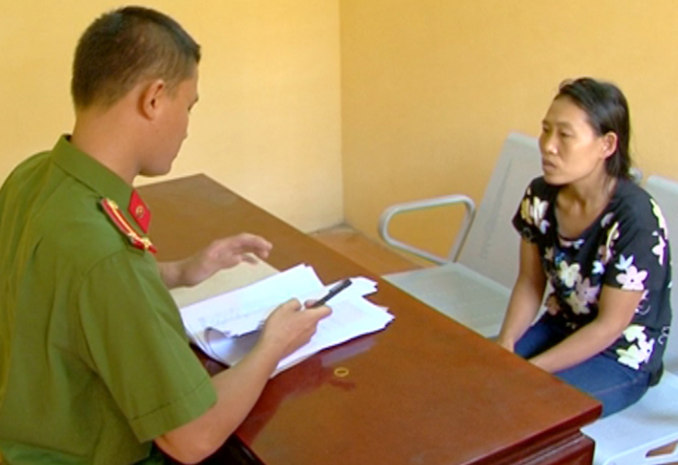 Con gai to giac me trom tien cua dong nghiep hinh anh