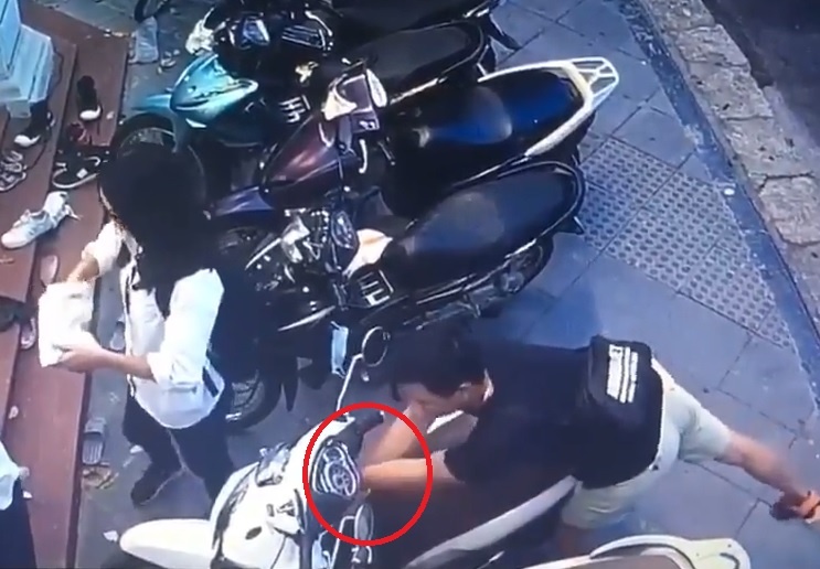 Nam thanh nien be khoa xe SH trong vong 4 giay hinh anh