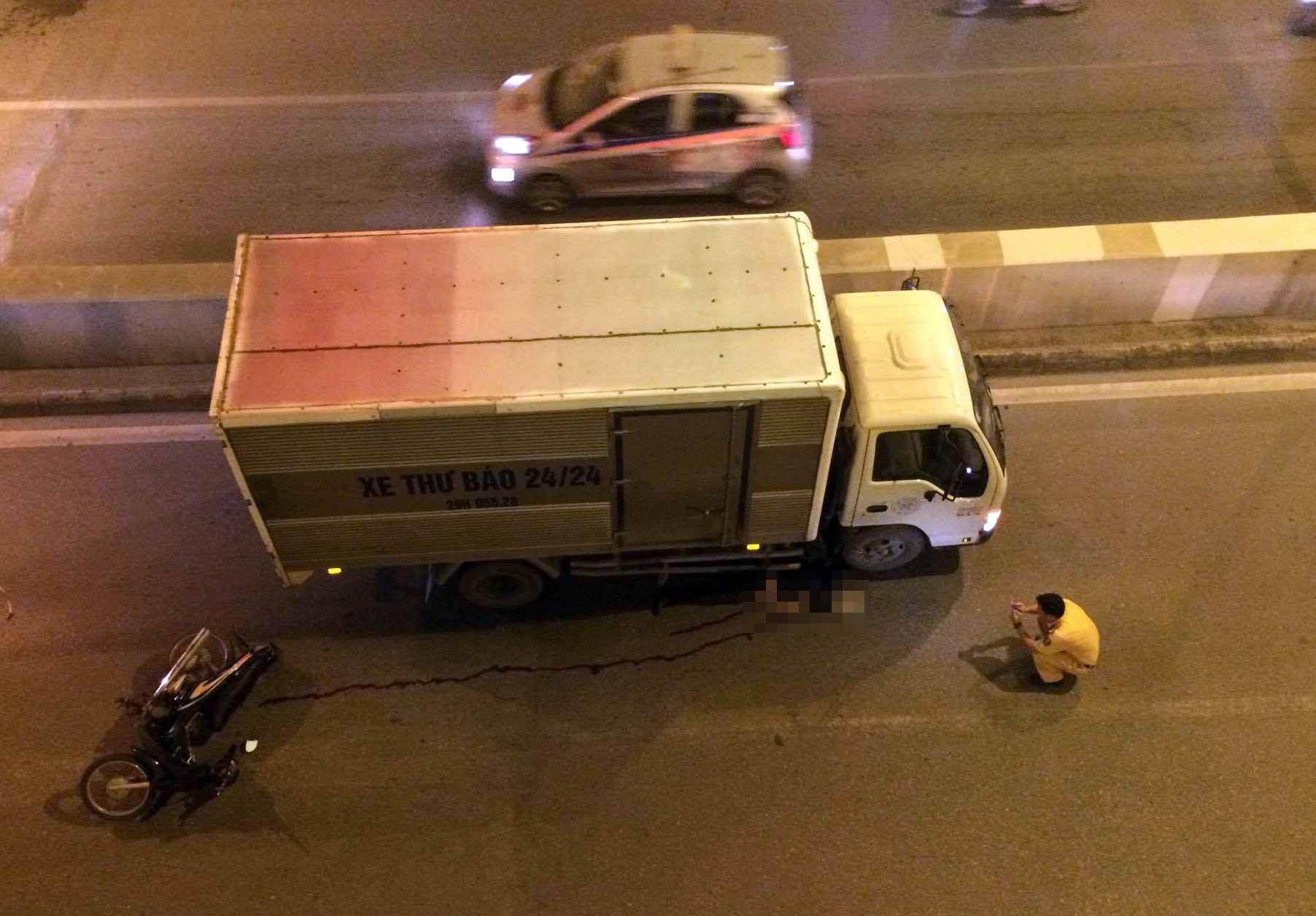 Thanh nien tu vong duoi gam xe thu bao khi qua ham chui Kim Lien hinh anh