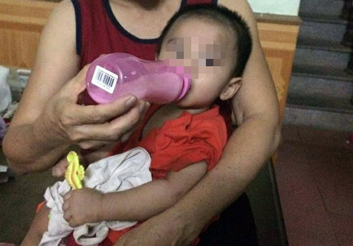 Be trai 1 tuoi bi bo roi cung buc thu canh chiec xe tai hinh anh