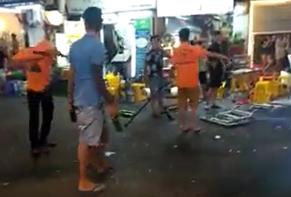 Hai nhom thanh nien hon chien truoc quan bar o Ha Noi hinh anh