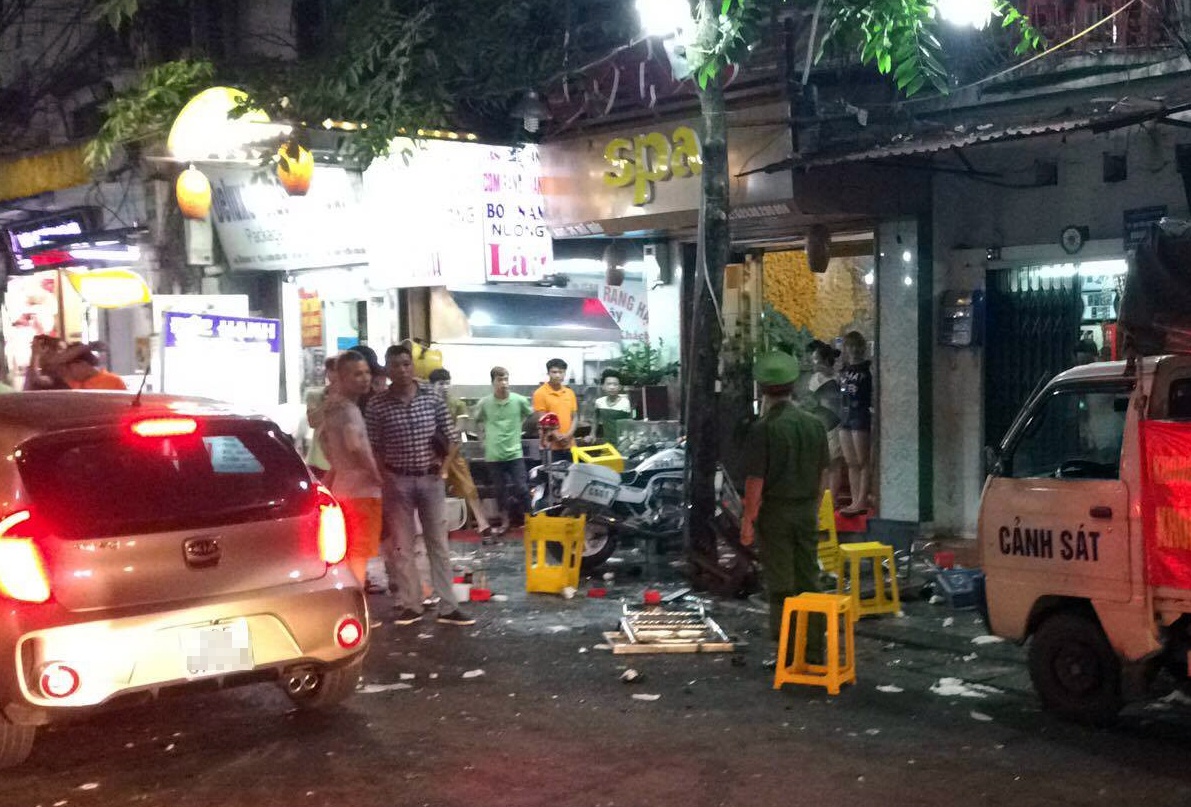 Hai nhom thanh nien hon chien truoc quan bar tren pho co hinh anh